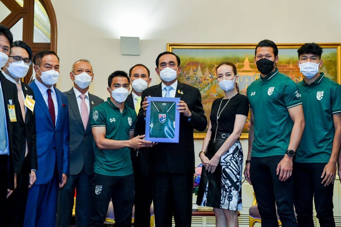 พลเอกประยุทธ์ จันทร์โอชา นายกรัฐมนตรี เปิดโอกาสให้ฟุตบอลทีมชาติไทย เข้าพบ หลังได้รับแชมป์ฟุตบอลชิงแชมป์อาเซียน